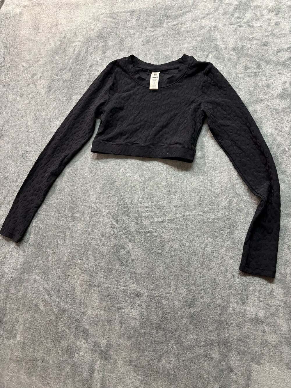 Mono B AT8208 Leopard Textured Long Sleeve Crop Top with Back Cutout